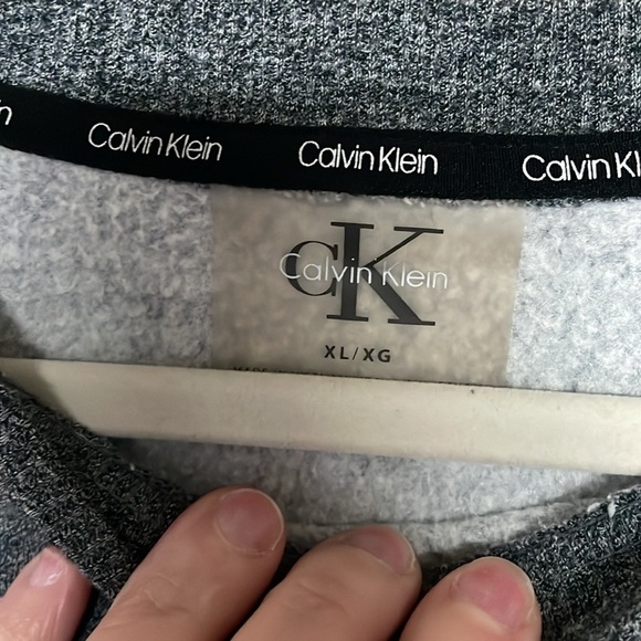 Calvin Klein size XL gray crop sweatshirt - Picture 5 of 6